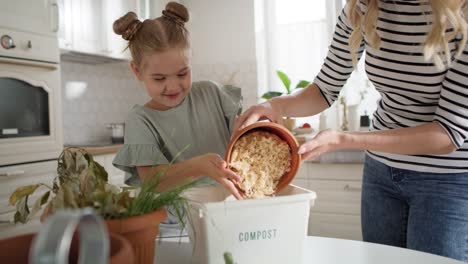 video de madre e hija haciendo compost