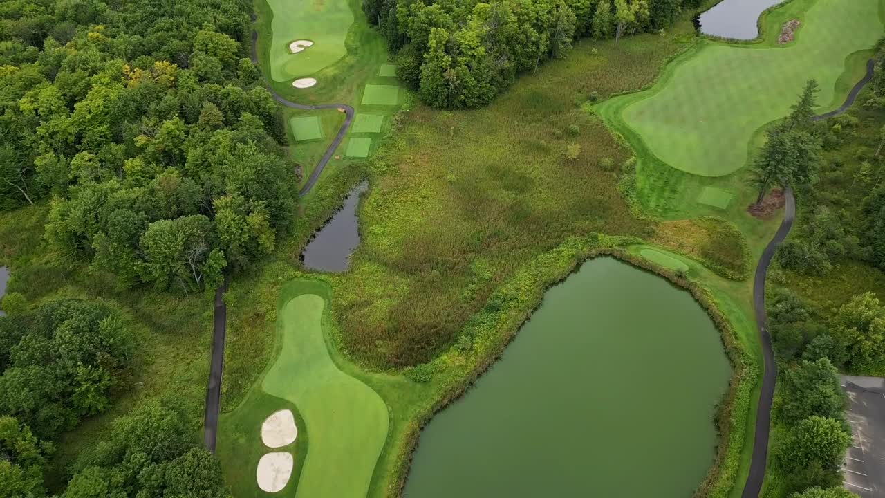 시골 의 경치 좋은 연못 과 푸른 식물 - 공중 드론