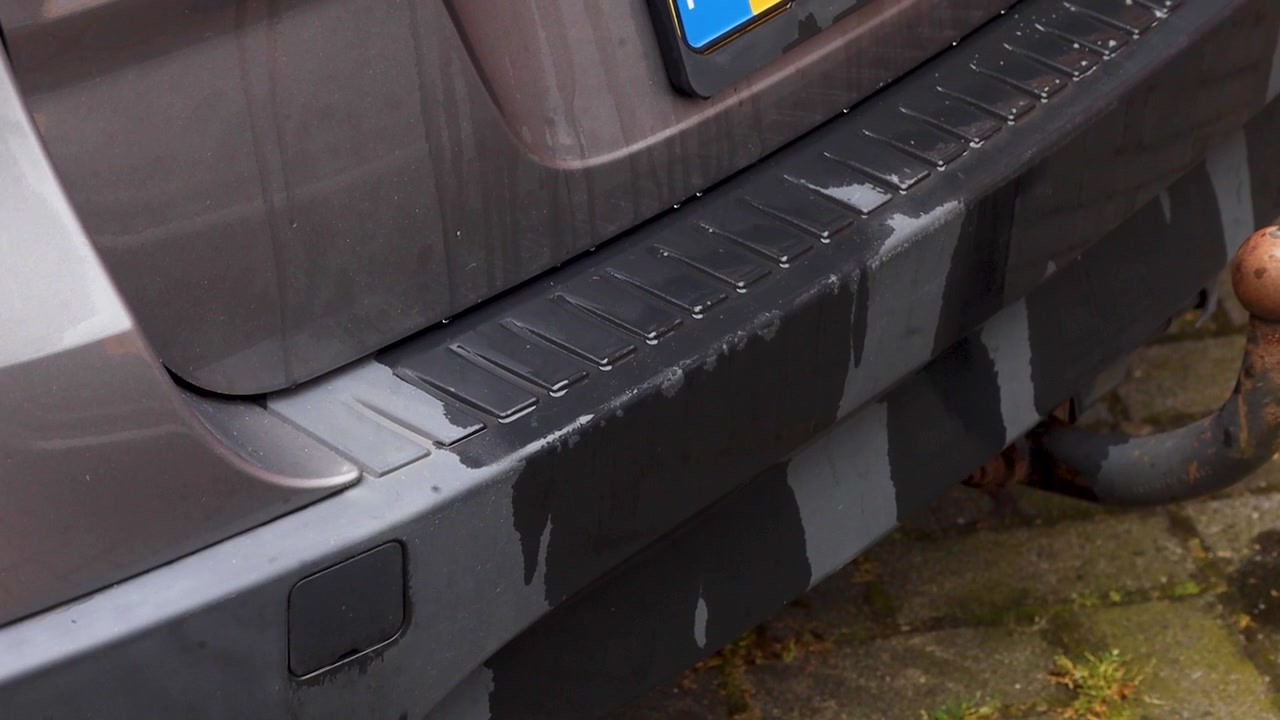 Video di acqua che scorre lungo la parte posteriore di un'auto dopo averla lavata.