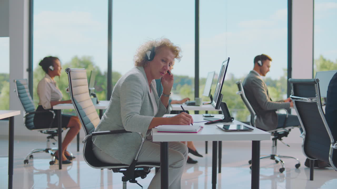 equipo de servicio al cliente en una oficina moderna