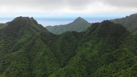 cook island - vertaical launch with the mountains infront