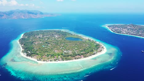 hermosas islas en el océano tropical, un panorama aéreo de los atolones cerca de la costa de lombok, gili, indonesia