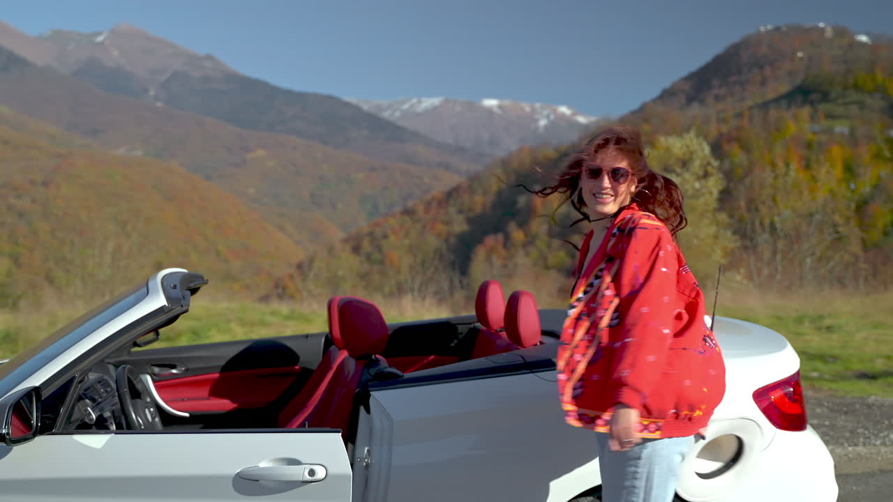 mujer disfrutando de un viaje panorámico en un descapotable