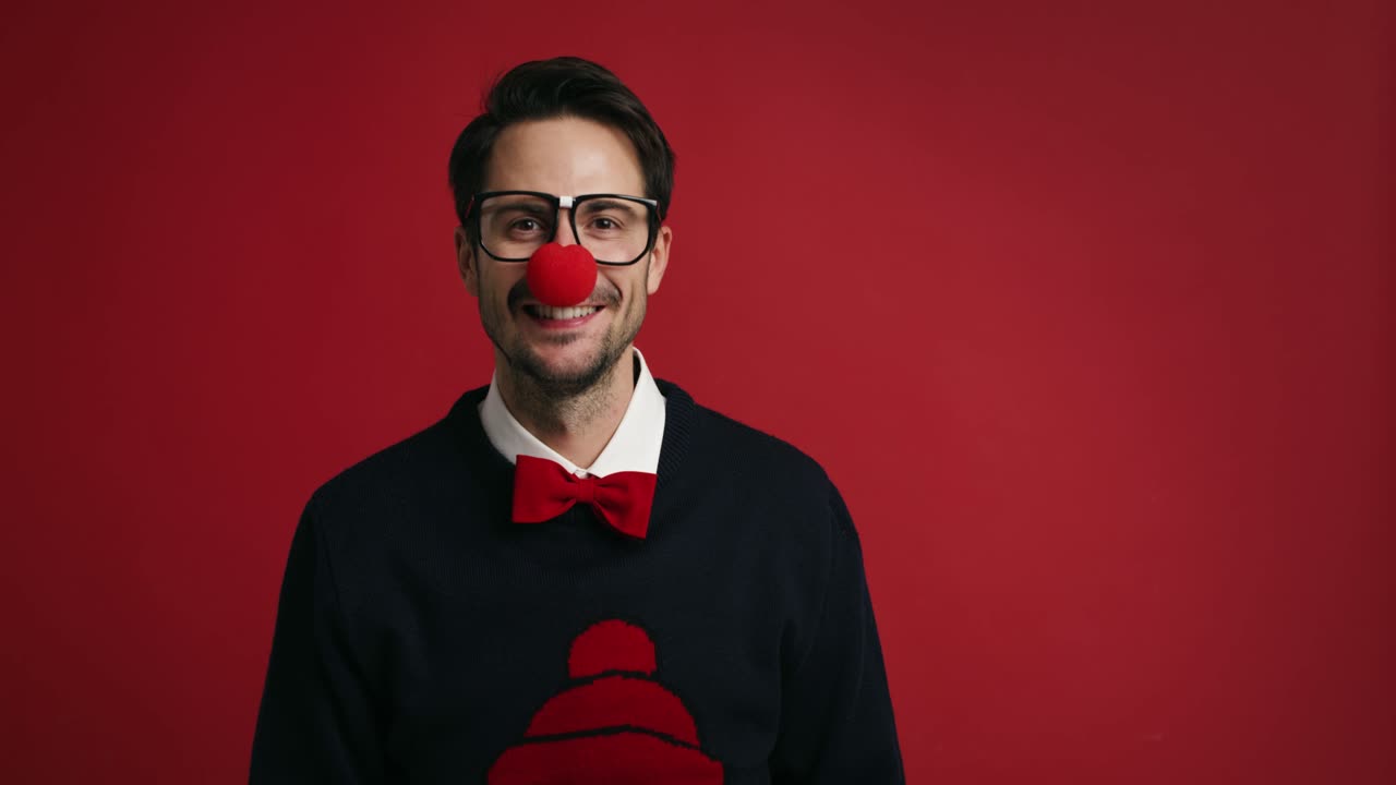 hombre extraño en el tiempo de navidad