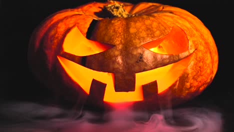 calabaza de halloween en el humo