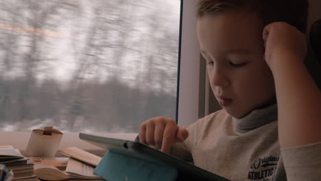 Niño-Pasando-El-Tiempo-Con-Pad-Durante-El-Viaje-En-Tren