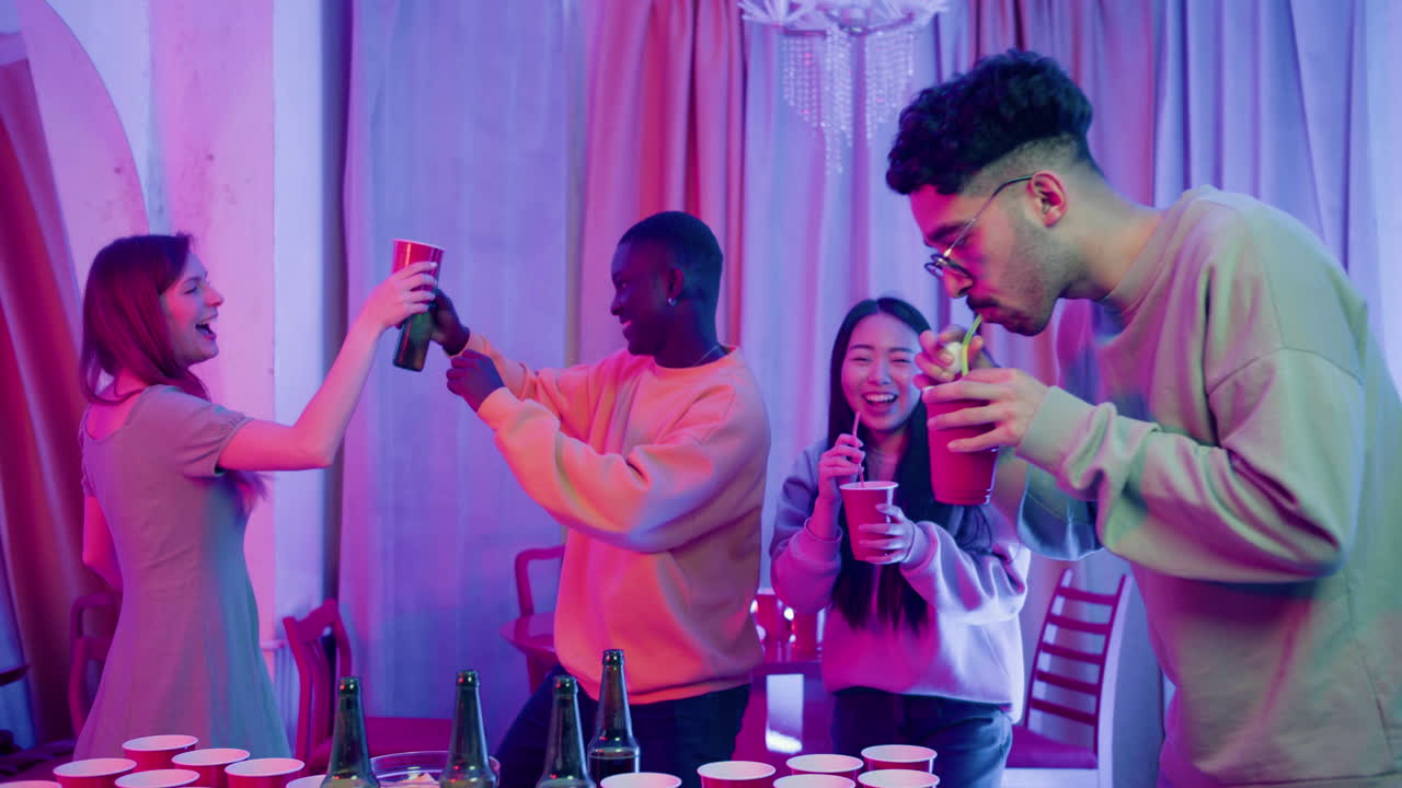 felices jóvenes amigos multiétnicos bailando y divirtiéndose durante una fiesta en casa
