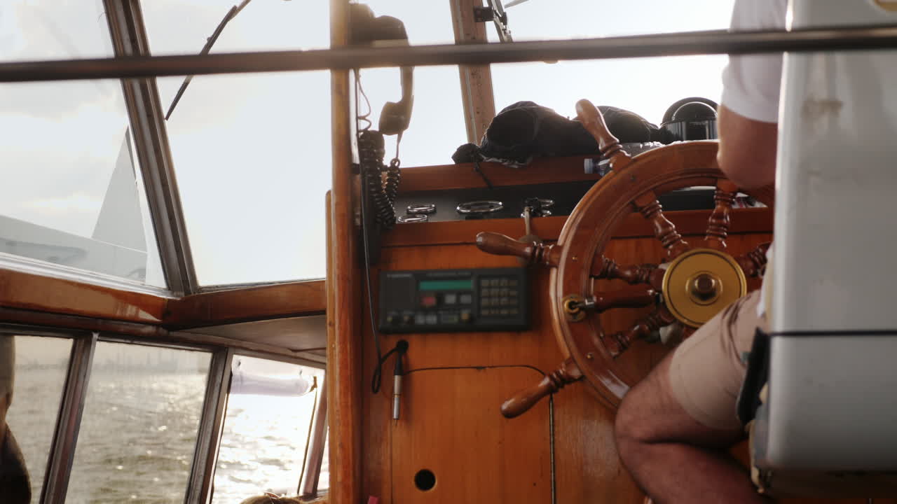 capitán gobierna embarcación pequeña