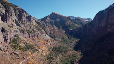 Vista-Aérea-De-Un-Dron-Volando-Hacia-El-Paso-Del-Oso-Negro-En-Colorado