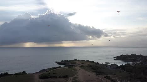 Vuelo-De-Vista-Aérea-Perfecta-Hundiéndose-Lentamente-En-Imágenes-De-Drones-De-La-Idílica-Playa-De-Ensueño-Con-Cometa-En-El-Aire-En-Nusa-Lembongan-Al-Mediodía-En-Bali-2017