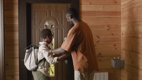 ragazzo che batte i pugni con suo padre e poi va a scuola mentre suo padre resta a casa e chiude la porta