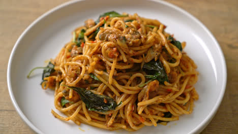 revuelva los espaguetis fritos con almejas y pasta de chile - estilo de comida fusión