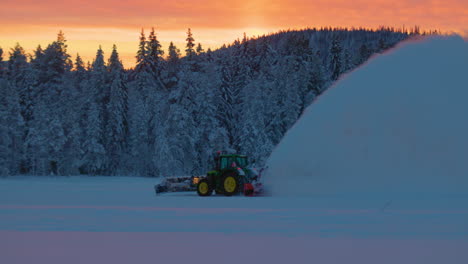 tractor norbotten soplador de nieve preparando la carrera de deriva de hielo woodland trail al amanecer.