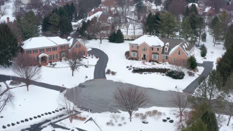 large mansions in neighborhood cul-de-sac