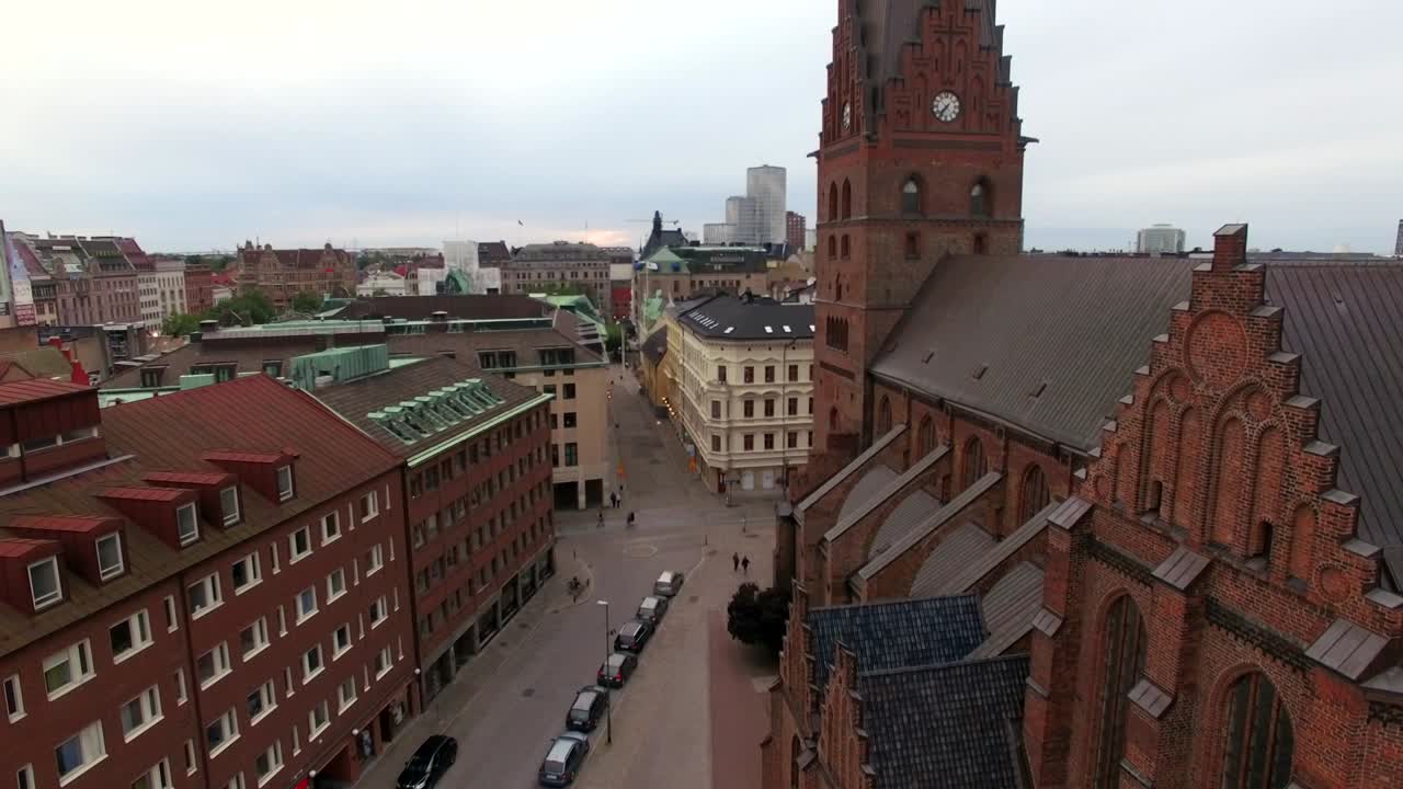 fotografía aérea de una calle de la ciudad y el edificio de la iglesia en malmö, suecia