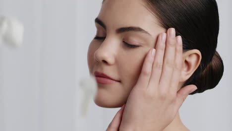 retrato de cerca hermosa mujer joven pétalos de rosa cayendo tocando la piel desnuda disfrutando de la belleza natural fragancia acariciando suave cuidado de la piel saludable sensual elegancia femenina cámara lenta