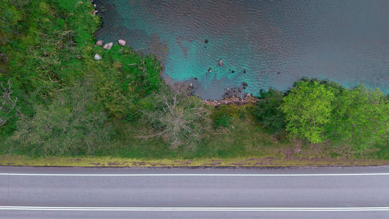바위 와 시아노박테리아, 파란색-녹색 해조류 와 도로 를 가진 호숫가 의 수평 상단  ⁇