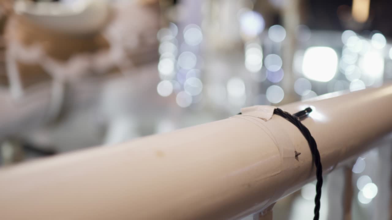 遊園地で夜に回転するカルーセル焦点は前面で背景はぼやけています焦点は金属のレールです右から左に傾いたショット