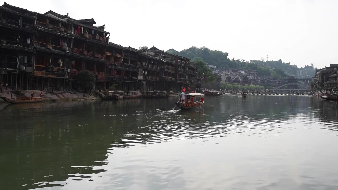 A Cidade Antiga de Fenghuang, na Província de Hunan, China, é uma famosa cidade histórica conhecida por sua arquitetura tradicional chinesa, casas sobre palafitas, ruas de paralelepípedos e vistas panorâmicas à beira do rio.