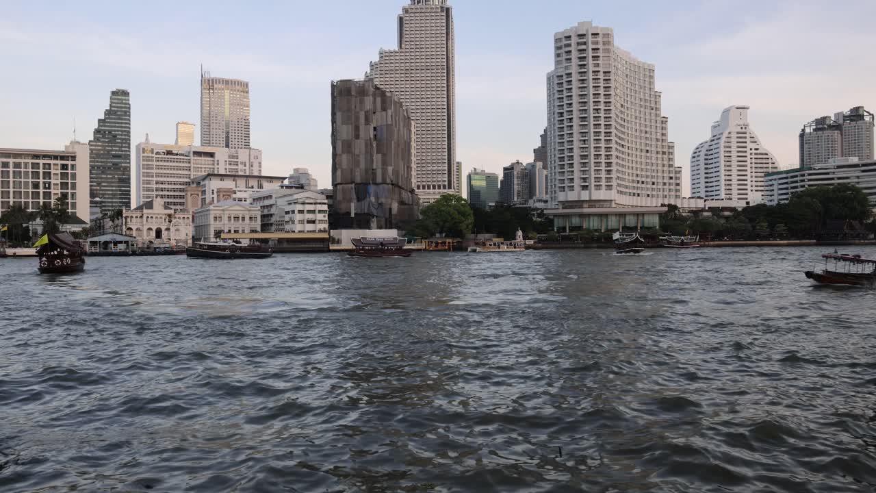 도시 배경에 따라 강에서 움직이는 배의 타임 스