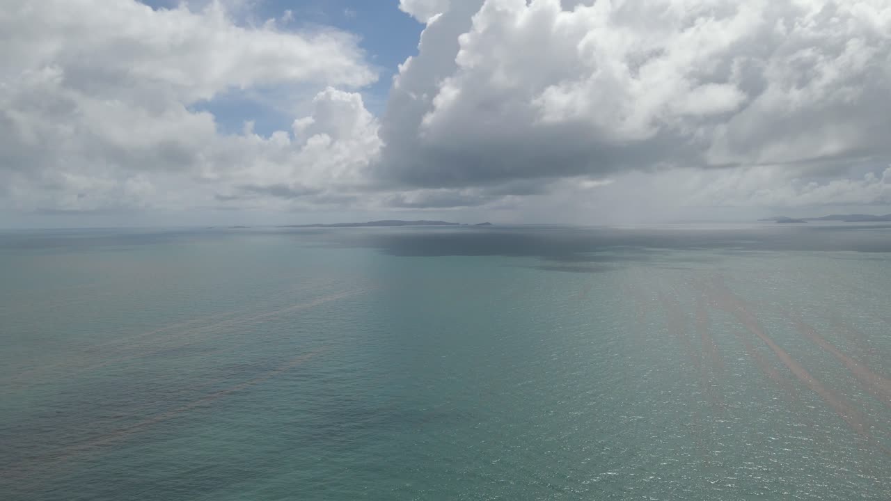 호주 qld의 yeppoon에서 산호 바다의 고요한 바다 위에 적운 구름