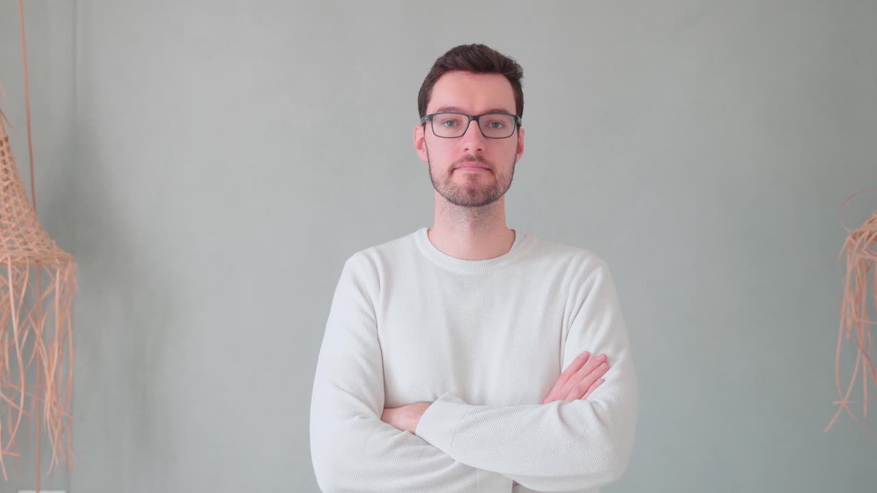 joven cruza los brazos, rechazo, insatisfecho, enojado por la oferta