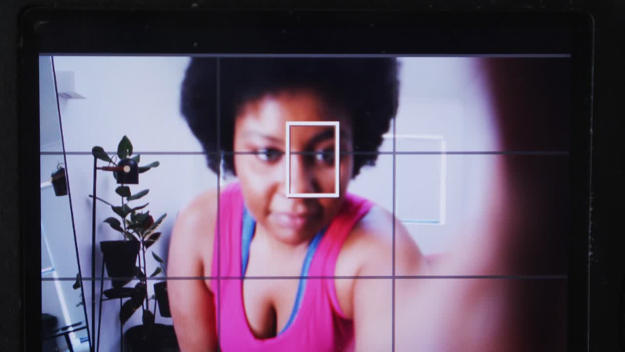 vlogger afroamericana de tamaño grande que graba un video sobre hacer ejercicio