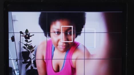 vlogger afroamericana de tamaño grande que graba un video sobre hacer ejercicio