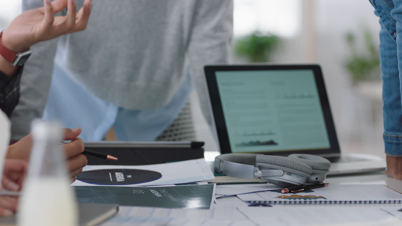 사업가들의 창의적인 팀이 회의를 하고 아이디어를 모으고 사무실에서 프로젝트 계획 개발에 대해 논의합니다.