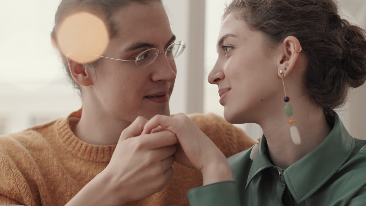 hombre besando la mano de la mujer amada