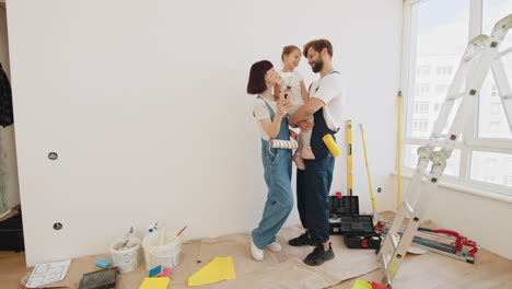 la familia se divierte durante la renovación de la casa