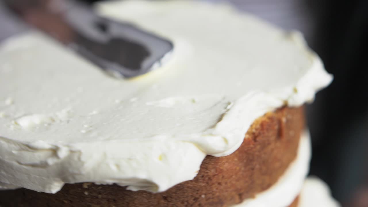 baker smooths buttercream pada kue slow mo