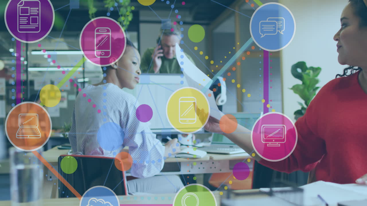 animación de iconos de los medios sobre diversas personas de negocios en la oficina