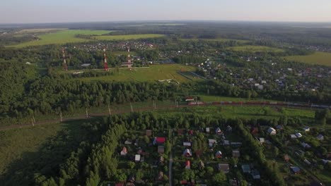 Sommerhäuser-Auf-Dem-Land-Und-Luftaufnahme-Des-Güterzuges