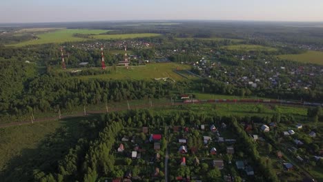 casas de verano en el campo y tren de mercancías vista aérea