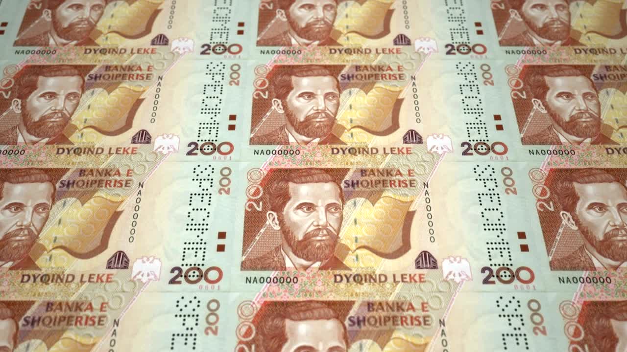 billetes de doscientos lek albaneses del banco de albania rodando en la pantalla, monedas del mundo, dinero en efectivo, bucle