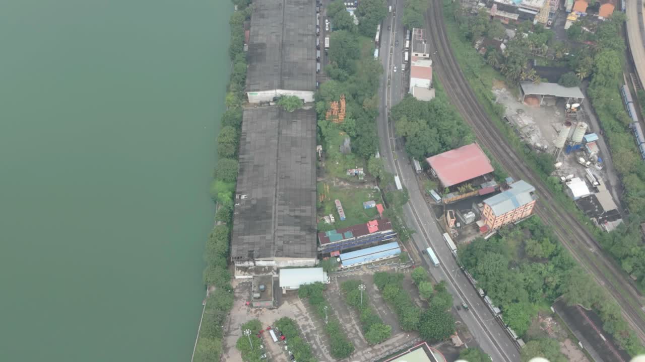 스리랑카의 콜롬보에 있는 로터스 타워에서 촬영된 호수 근처의 도로의 공중 풍경