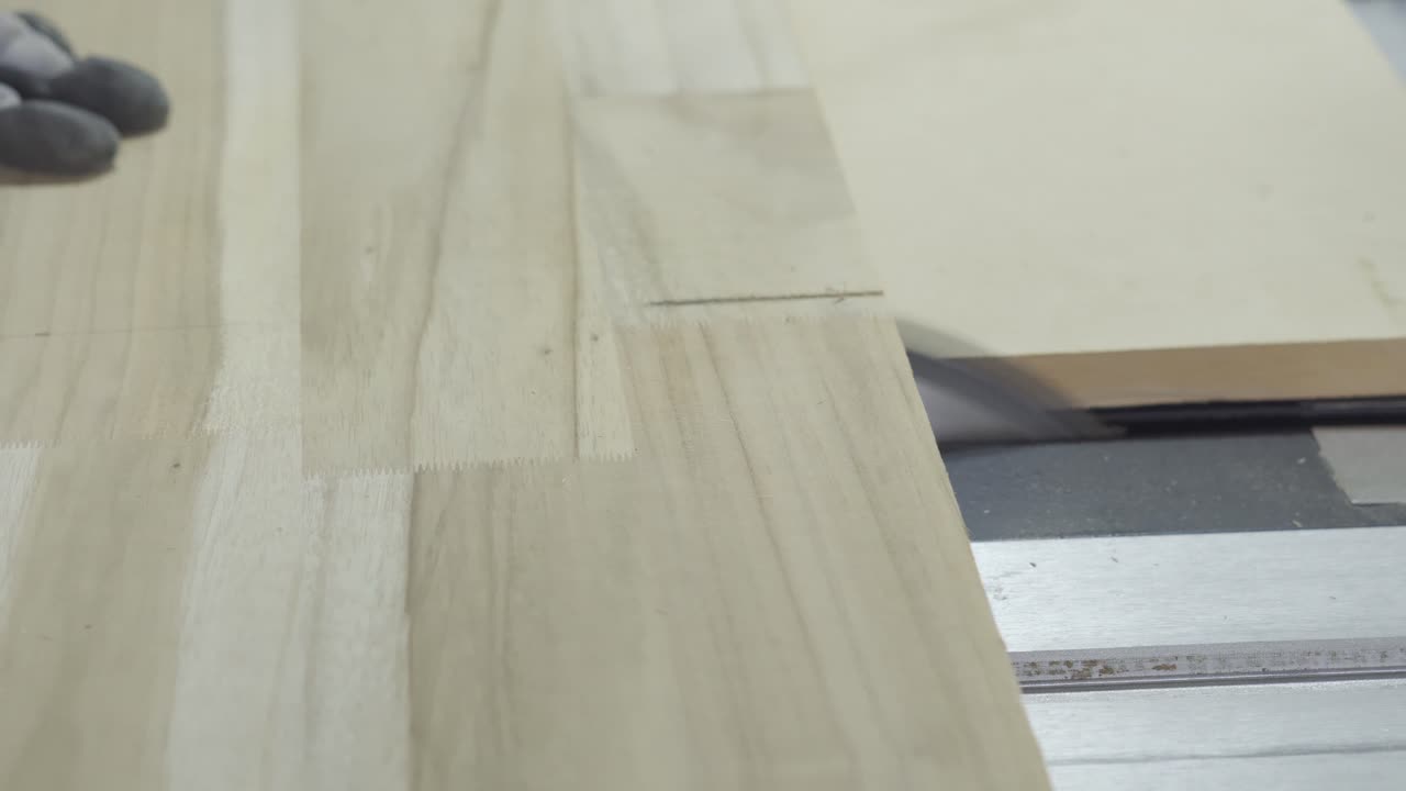 pannello di legno tagliato con sega circolare