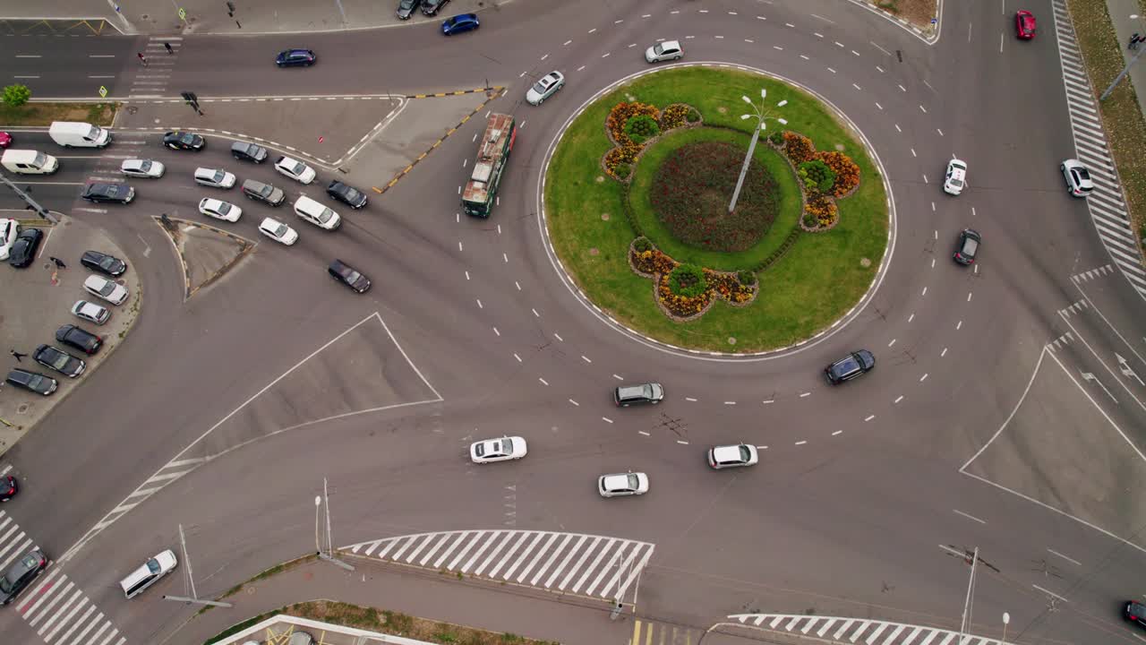 많은 자동차가 있는 교통 서클. 원형 교차로에서 위에서 아래로 공중에서 볼 수 있습니다.