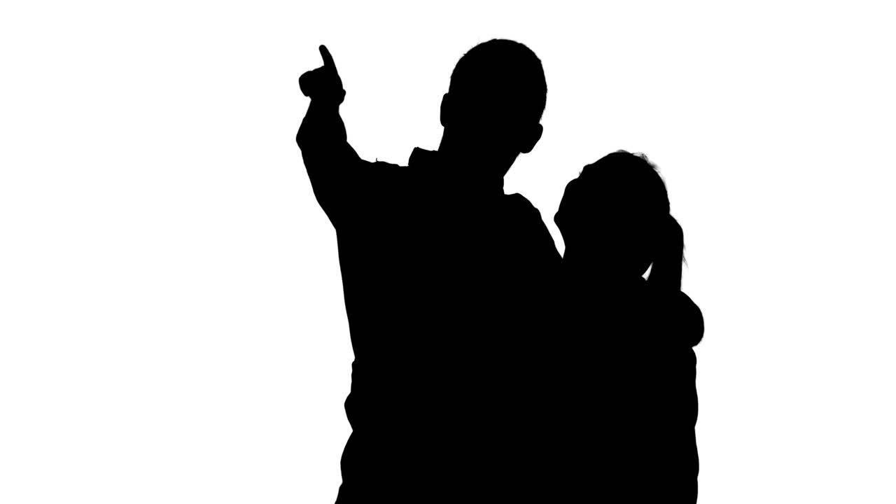silueta de una joven pareja abrazándose