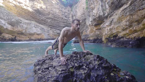 hombre musculoso haciendo flexiones, estilo de vida saludable, actividad física al aire libre.