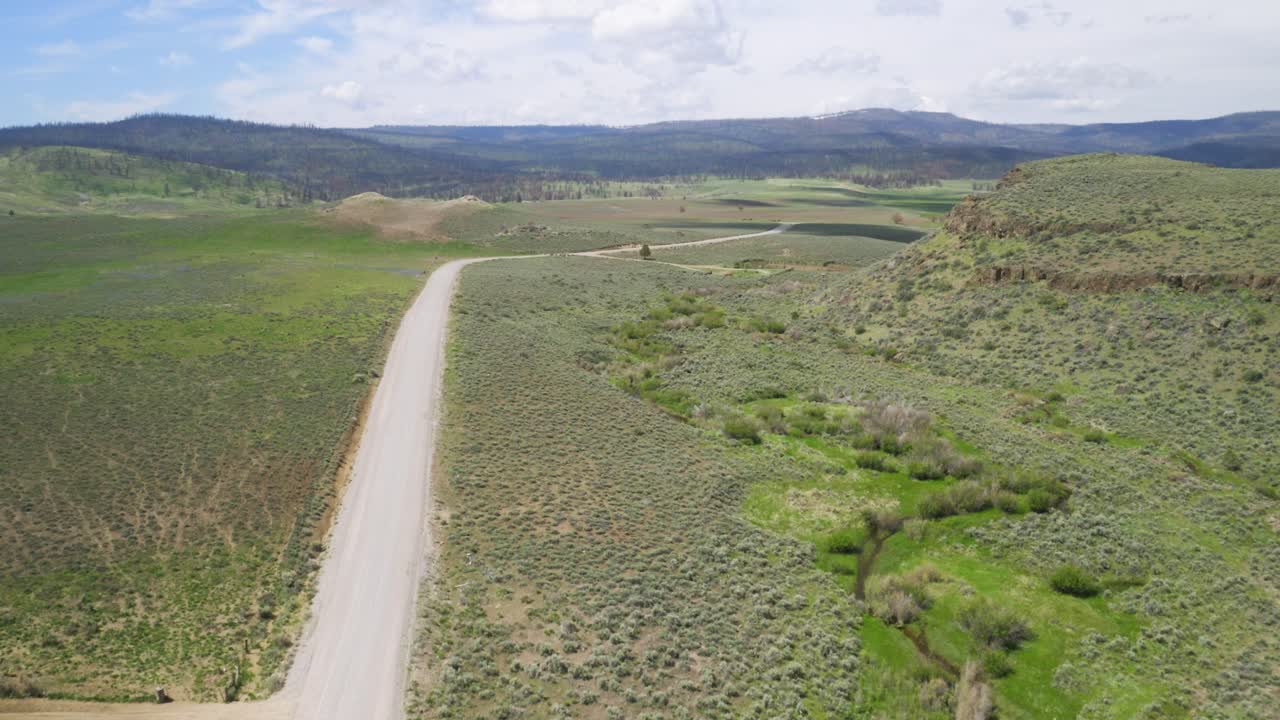 una carretera vacía en un soleado día de verano en willowcreek, oregon, ee.uu.