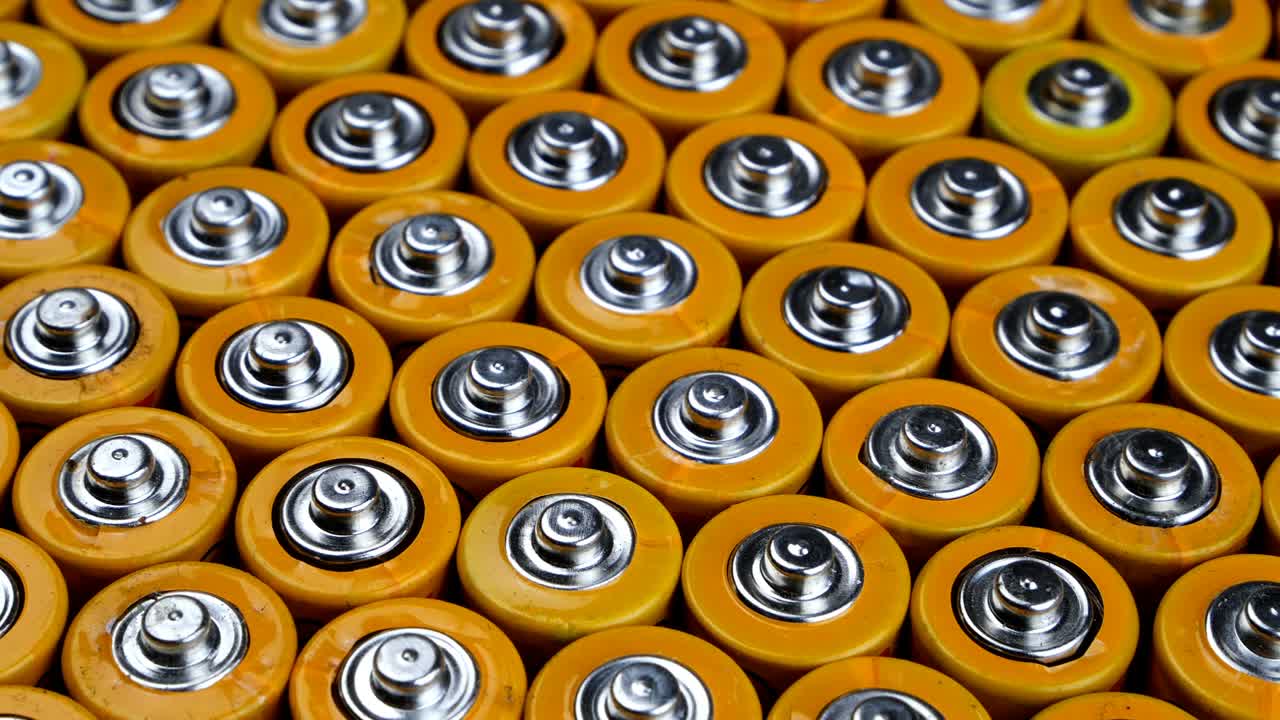 muchas baterías alcalinas usadas, baterías de dedos en un montón listas para el reciclaje. efectos nocivos del planeta tierra.