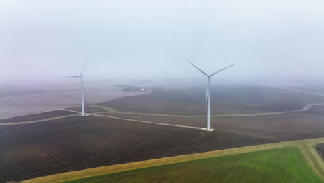 Drohnenaufnahme-Einer-Windkraftanlage,-Die-Saubere-Energie-In-Nebliger-Ländlicher-Umgebung-Erzeugt