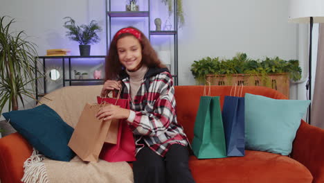 Una-Niña-Feliz,-Una-Niña-Adicta-A-Las-Compras,-Regresó-A-Casa-Después-De-Comprar-En-Línea-Con-Bolsas-En-Casa