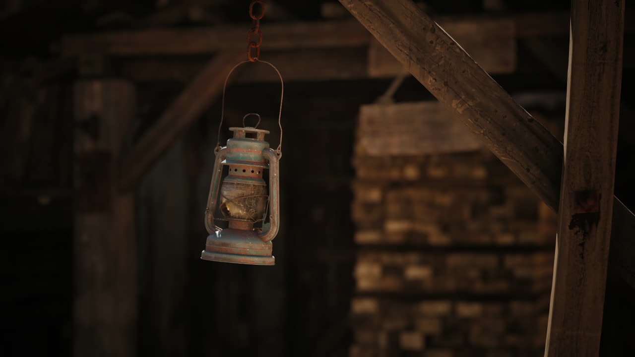 Lanterna a olio vintage appesa in una baracca di legno rustica durante le ore serali