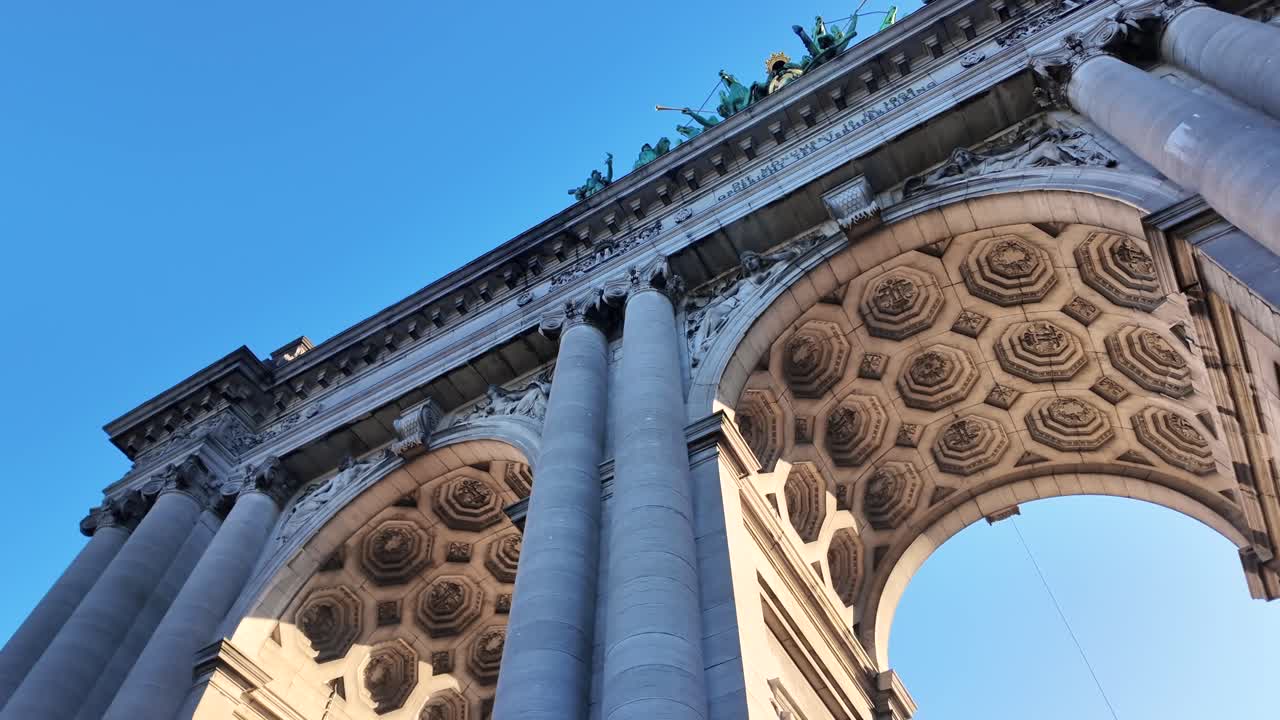 Slow-motion view of Cinquantenaire monument architecture