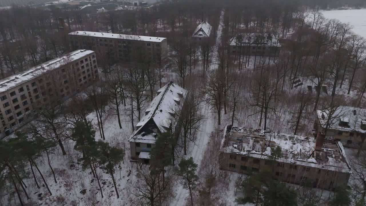 Dronemateriaalia hylätyistä neuvostoaikaisista sotilasrakennuksista lähellä Leipzigia, Saksaa. Lumipeitteiset rauniot piiloutuvat metsään, paljastaen unohdetun kylmän sodan aikaisen kohteen talvella