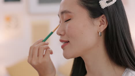 메이크업 아티스트 여성과 아이샤도 브러시 작업