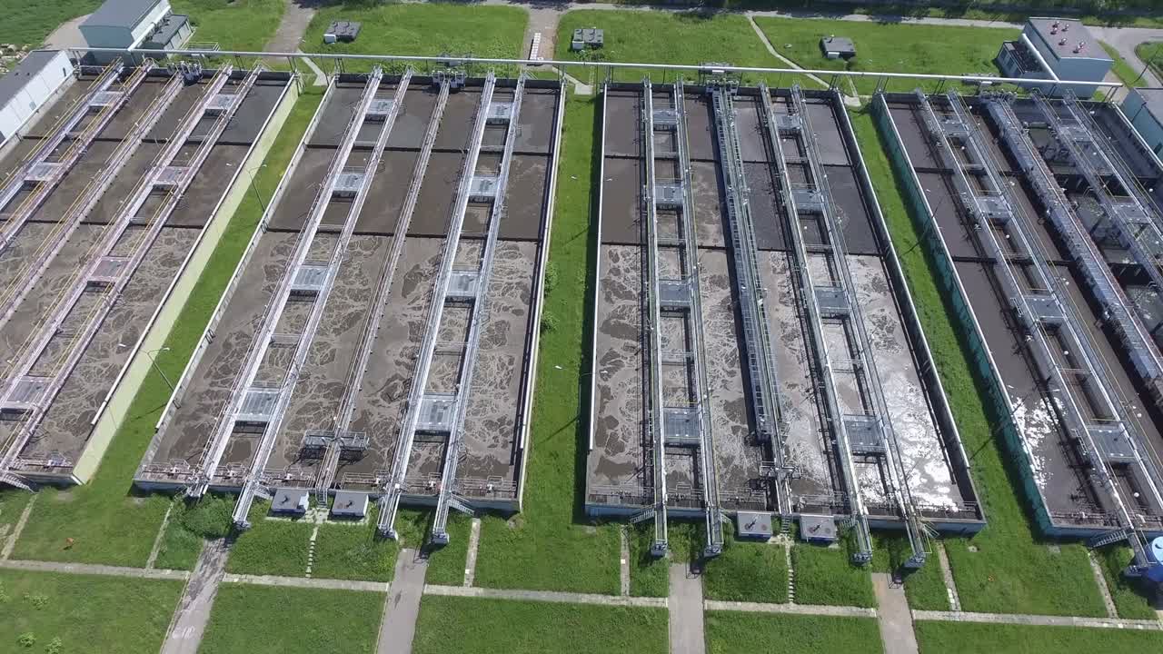 하수 농장: 정적 공중 사진으로 화 크와 녹색 잔디를 내려다보고 있습니다.